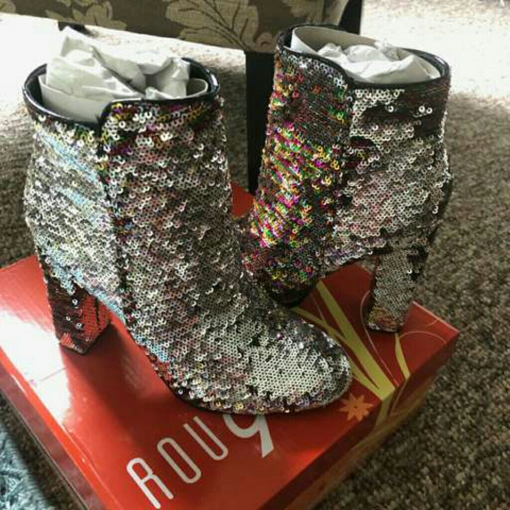 New short boots that change from silver to multi
